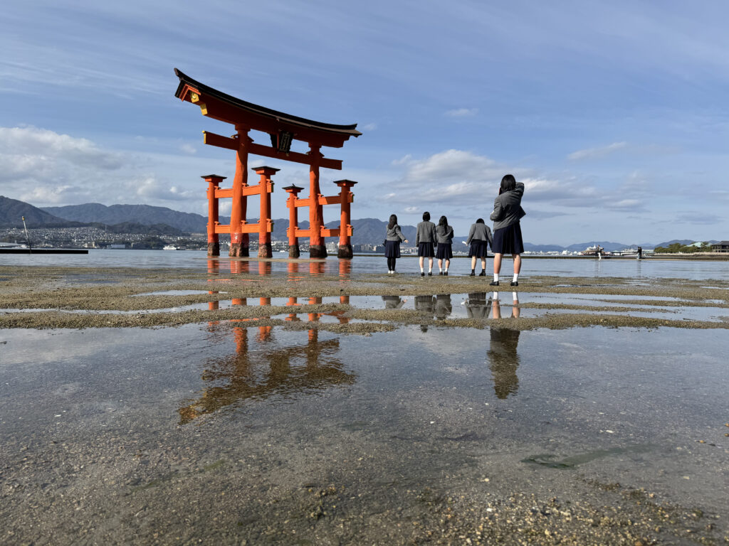 Schoolgirls, Otorii, Miyajima
